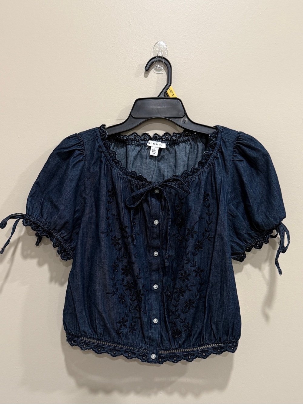 Free Assembly Floral Embroidered Eyelet Peasant Blouse Indigo Medium NWT - Picture 3 of 9